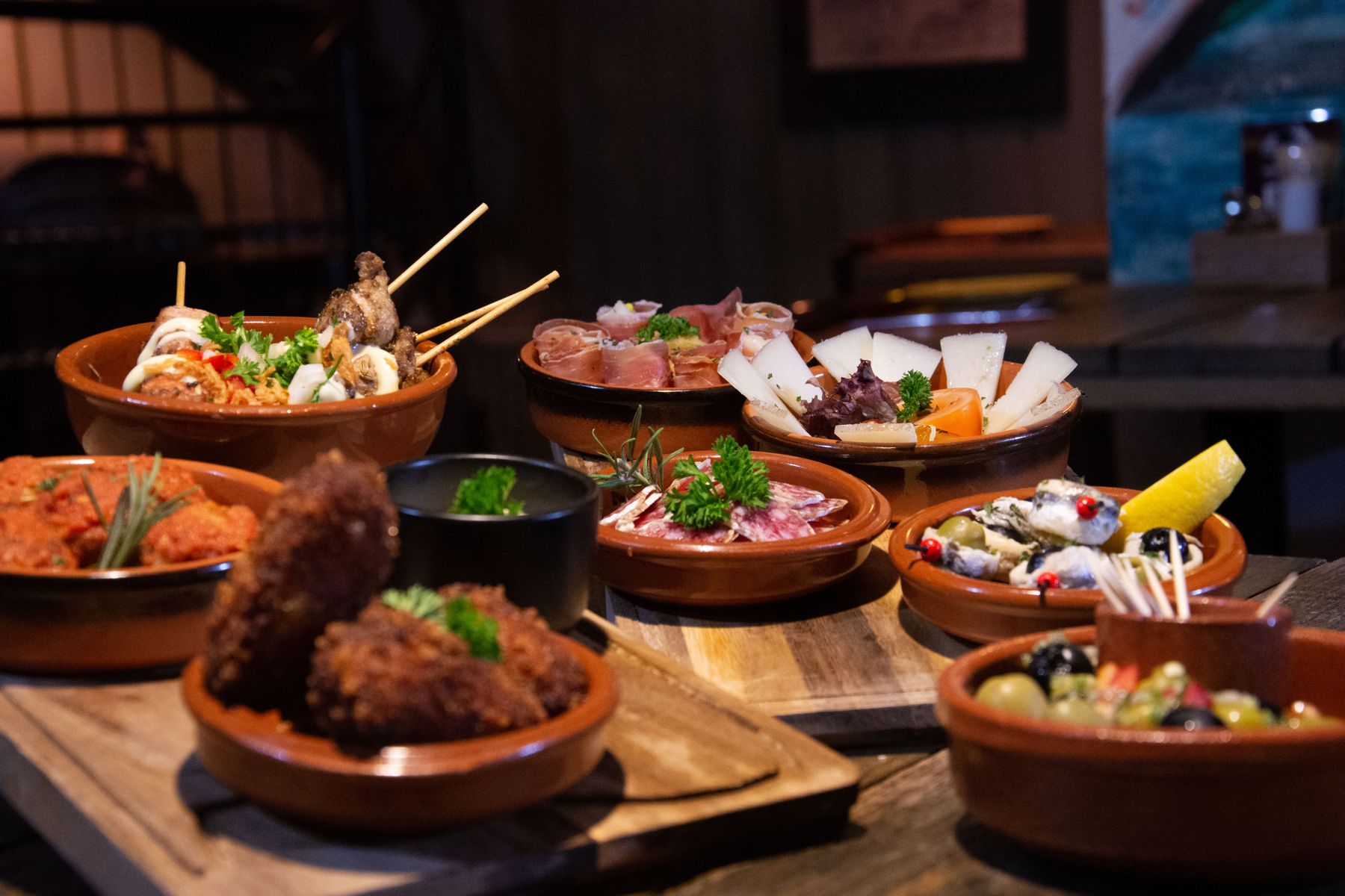 Mesa con surtido de tapas en un restaurante; fotografía ilustrativa, no vinculada a un establecimiento de TengoDescuento.